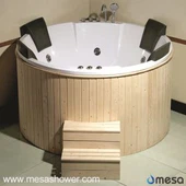 木製で囲まれた屋外用の独立した独立したバスタブ